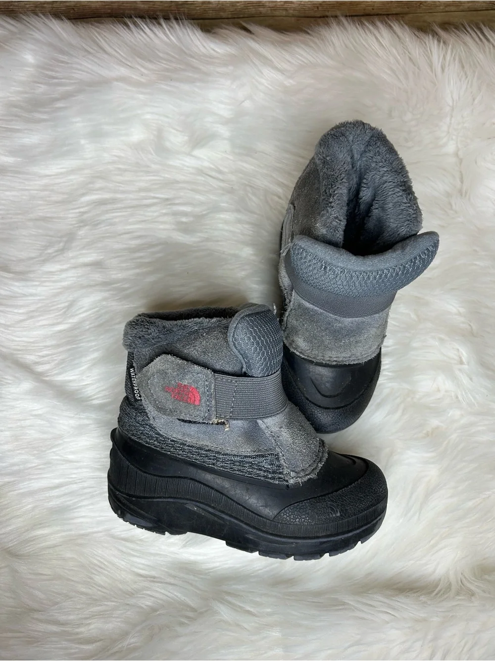 The NorthFace Alpenglow ll Toddler Winter Boots Size 9